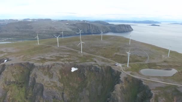 Wiatraki do produkcji energii elektrycznej. Park wiatraków Havoygavelen, Hawoysund, północna Norwegia. — Wideo stockowe