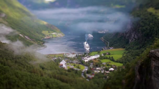 Geirangerフィヨルド、美しい自然ノルウェー(ティルトシフトレンズ) 。ストールフィヨルデンから分岐したSunnylvsfjorden（英語版）から15キロメートル（9.3マイル）の長さの支線である。). — ストック動画