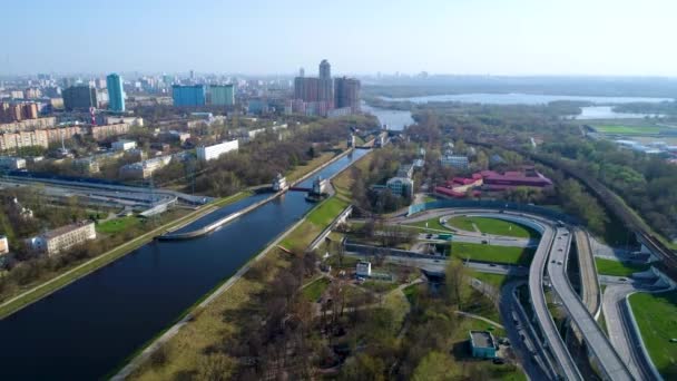 Canal nommé d'après Moscou, Russie. Vue aérienne d'une intersection d'autoroutes .