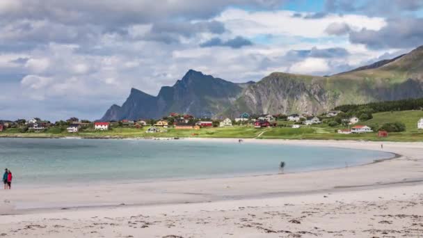 Timelapse beach Lofoten Islands é um arquipélago no condado de Nordland, Noruega. É conhecida por uma paisagem distinta com montanhas e picos dramáticos, mar aberto e baías abrigadas, praias — Vídeo de Stock