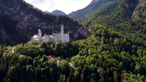 纽什万斯坦城堡巴伐利亚阿尔卑斯山德国。FPV无人驾驶飞机空中飞行. — 图库视频影像