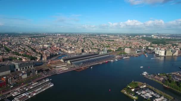 アムステルダム、オランダ上の都市の空中ビュー。鳥の飛行からの眺め — ストック動画