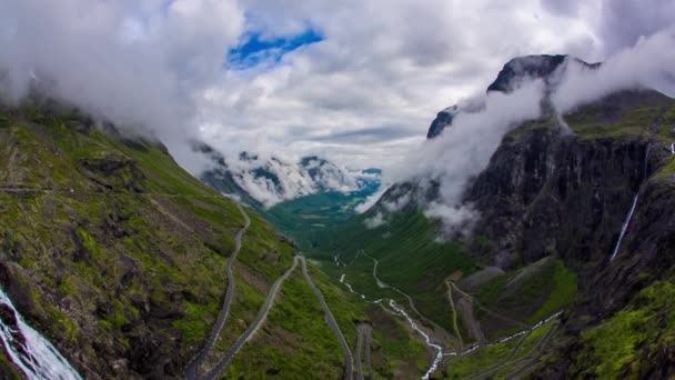 Trol Yolu Trollstigen ya da Norveç 'teki Trol stigveien kıvrılan dağ yolu. — Stok video