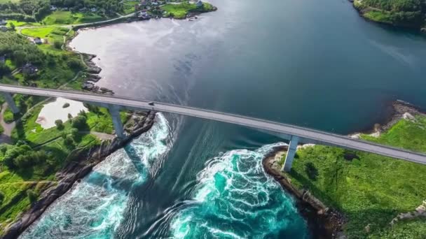 Wiry wir Saltstraumen, antena Nordland, w Norwegii Zobacz piękną przyrodą. Saltstraumen jest małe cieśniny z jednym z najsilniejszych prądów pływowych na świecie. — Wideo stockowe