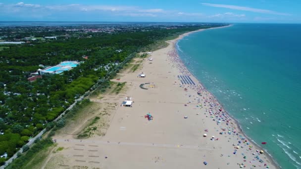 Itália, a praia do mar Adriático. Descanse no mar perto de Veneza. Voos aéreos de drones FPV . — Vídeo de Stock