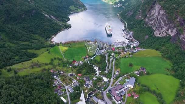 ฟยอร์ด Geiranger, ธรรมชาติที่สวยงามนอร์เวย์ภาพทางอากาศ มันเป็นสาขาที่ยาว 15 กิโลเมตร (9.3 ไมล์) ออกจาก Sunnylvsfjorden ซึ่งเป็นสาขาที่อยู่นอกสตอร์ฟยอร์ด (Great Fjord) ). — วีดีโอสต็อก