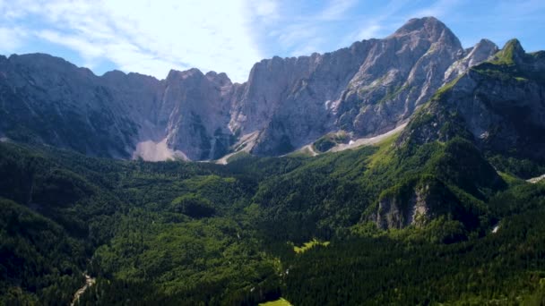 Lago di Fusine Superiore Italië Alpen. Luchtvluchten met FPV-drone. — Stockvideo