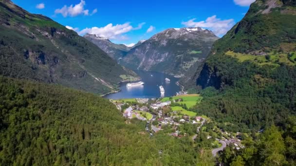 Geiranger Fiyort, Güzel Doğa Norveç Hava Görüntüleri. Storfjorden (Büyük Fiyort) 'un bir kolu olan Sunnylvsfjorden' den 15 km (9.3 mi) uzunluğunda bir daldır.). — Stok video