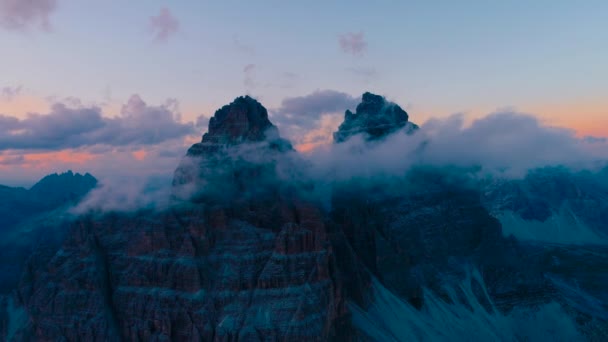 Национальный природный парк Tre Cime In the Dolomites Alps. Прекрасная природа Италии. Авиационные беспилотники FPV на закате — стоковое видео