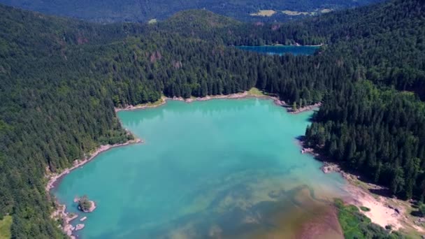 Lago di Fusine Gölü İtalya Alpleri. Hava FPV İHA uçuşları. — Stok video