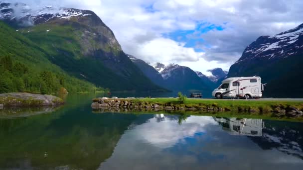 Rodzinne wakacje RV, wyjazd wakacyjny w kamperze, Caravan Car Vacation. Piękna przyroda Norwegia krajobraz naturalny. — Wideo stockowe