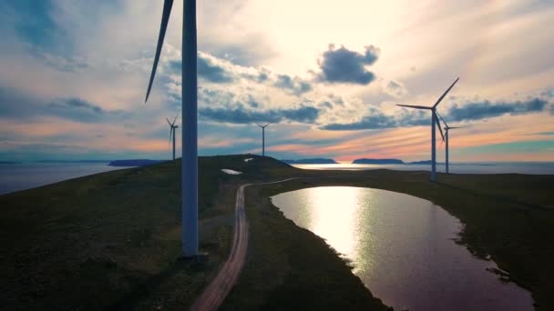 Windmühlen zur Stromerzeugung. Arctic View Windmühlenpark Havoygavelen, Havoysund, Nordnorwegen Luftaufnahmen. — Stockvideo