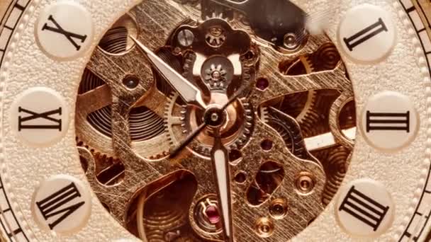 Orologio antico quadrante primo piano. Vintage orologio da tasca. — Video Stock