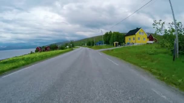 ノルウェーの道路で車を運転する — ストック動画