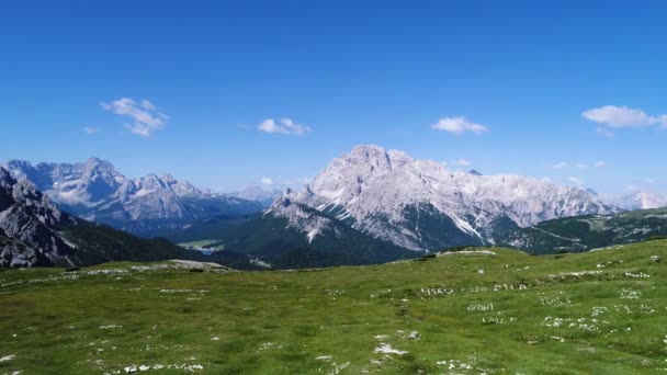 National Nature Park Tre Cime I Dolomiterna Alperna. Vacker natur i Italien. Flyg FPV drönarflygningar — Stockvideo
