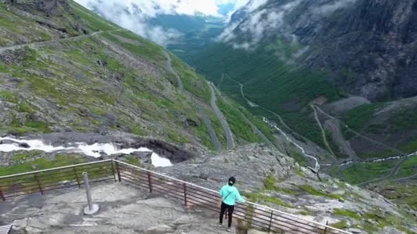 Troll közúti kilátó kilátó fedélzet kilátás pont gyönyörű természet Norway. — Stock videók