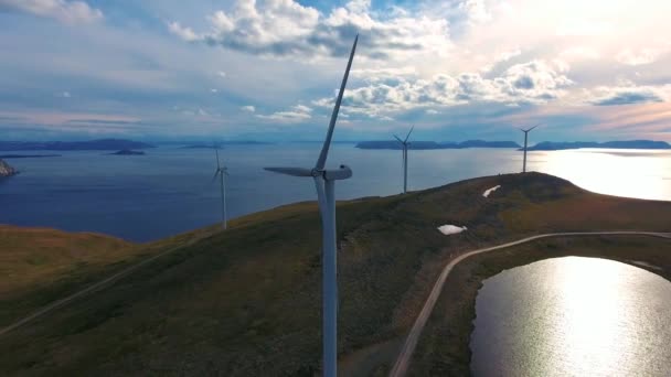 Wiatraki do produkcji energii elektrycznej. Park wiatraków Havoygavelen, Hawoysund, północna Norwegia. — Wideo stockowe