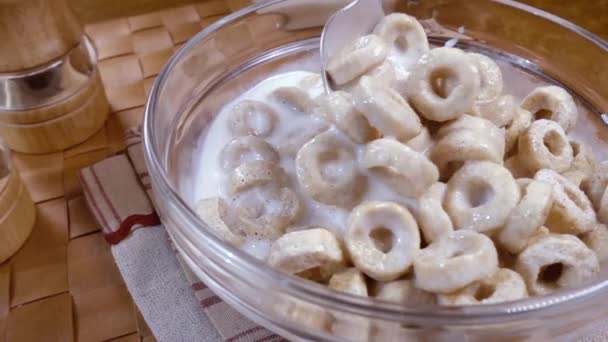 Knusprige Haferflocken in einer Schüssel für ein köstliches Frühstück mit Milch am Morgen. Zeitlupe mit Drehverfolgungsschuss. — Stockvideo