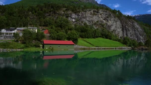 Hermosa naturaleza Noruega paisaje natural. lago lovatnet . — Vídeo de stock