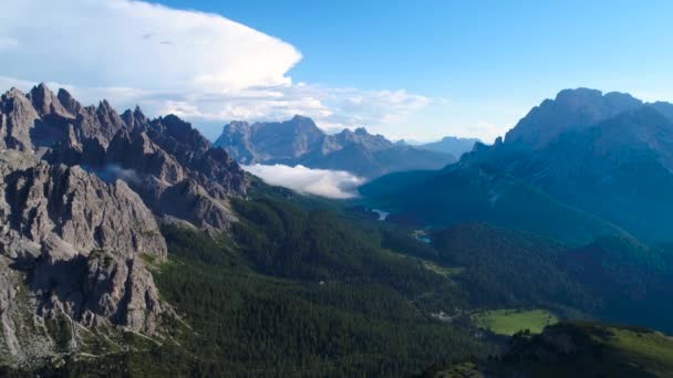 Parque Nacional de la Naturaleza Tre Cime En los Alpes Dolomitas. Hermosa naturaleza de Italia. Vuelos aéreos de aviones no tripulados FPV al atardecer — Vídeo de stock