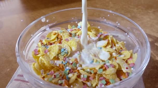 Croustillant flocons de maïs jaune dans le bol pour le matin un délicieux petit déjeuner avec du lait. Mouvement lent avec tir de suivi de rotation .