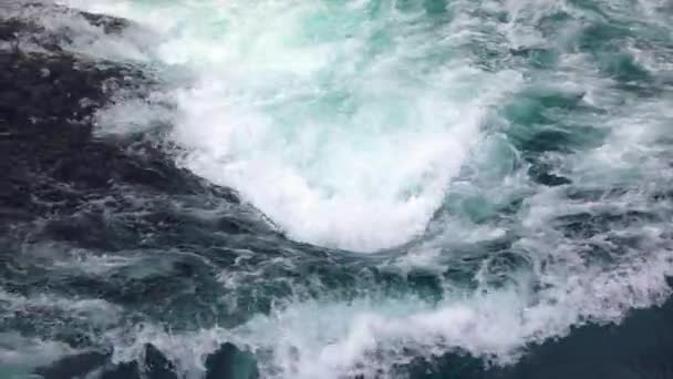 Agua del río de montaña con cámara lenta en primer plano. Noruega hermosa naturaleza . — Vídeos de Stock