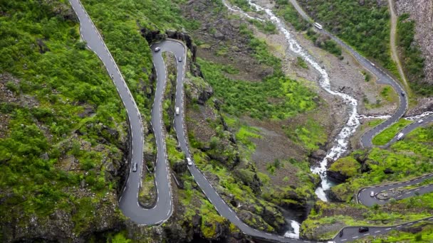 Trollí stezka Trollstigen nebo Trollstigveien klikatá horská cesta v Norsku. — Stock video