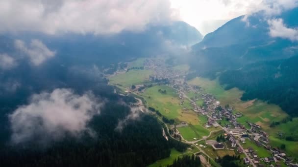 국립 자연 공원 (National Nature Park Tre Cime in the Dolomites Alps). 이탈리아의 아름다운 자연. 해 가 지면 비행 편 FPV 드론 — 비디오