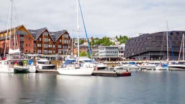 Widok na przystań w Tromso w północnej Norwegii Timelapse. Tromso jest uważane za najbardziej wysunięte na północ miasto na świecie z populacją przekraczającą 50.000 mieszkańców.. — Wideo stockowe