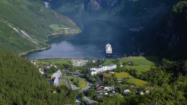 Geiranger Fiyort, Güzel Doğa Norveç Hava Görüntüleri. Storfjorden (Büyük Fiyort) 'un bir kolu olan Sunnylvsfjorden' den 15 km (9.3 mi) uzunluğunda bir daldır.). — Stok video