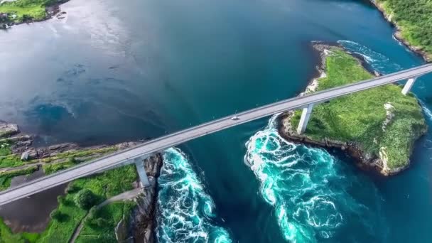Whirlpools aus dem Strudel von Salzstraumen, Nordland, Norwegen Luftaufnahme wunderschöne Natur. saltstraumen ist eine kleine Meerenge mit einer der stärksten Gezeitenströmungen der Welt. — Stockvideo