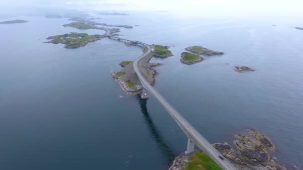 空中からの眺め大西洋道路または大西洋道路（Atlanterhasveien）は（ノルウェーの世紀の建設）という称号を与えられた。国道に分類される道. — ストック動画