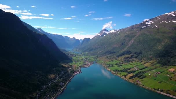 空中映像｜美しい自然ノルウェー。湖やフィヨルドを飛んでいます。鳥の目からの眺め. — ストック動画