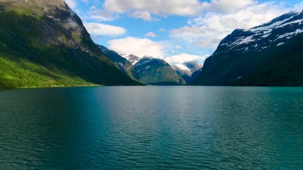 Όμορφη φύση Νορβηγία φυσικό τοπίο. Εναέρια πλάνα lovatnet λίμνη. — Αρχείο Βίντεο
