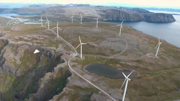 Molinos de viento para producción de energía eléctrica. Vista al Ártico Havoygavelen windmill park, Havoysund, Norte de Noruega Imágenes aéreas . — Vídeo de stock