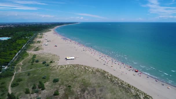 Itálie, pláž Jaderského moře. Odpočiňte si na moři u Benátek. Letecké lety FPV dronem. — Stock video