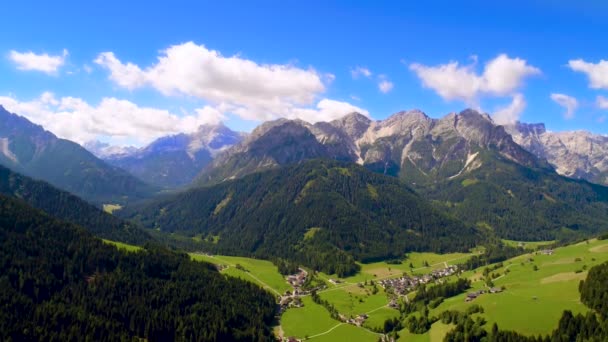 Utsikt over det vakre landskapet i Alpene, Italias vakre natur. FPV-droneflyginger i luften . – stockvideo
