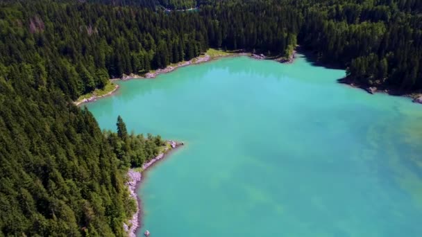 Lago di Fusine Gölü İtalya Alpleri. Hava FPV İHA uçuşları. — Stok video