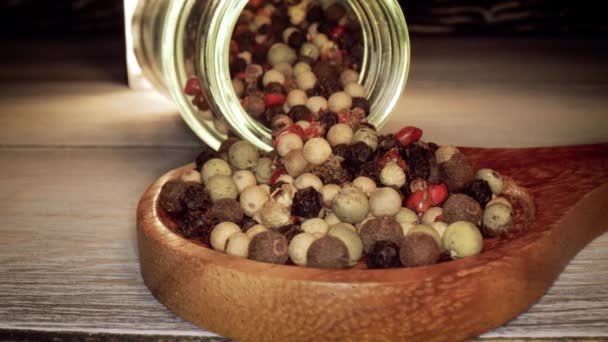 Macro close-up Mixed peppercorns. Mezcla seca granos de pimienta de cerca — Vídeos de Stock