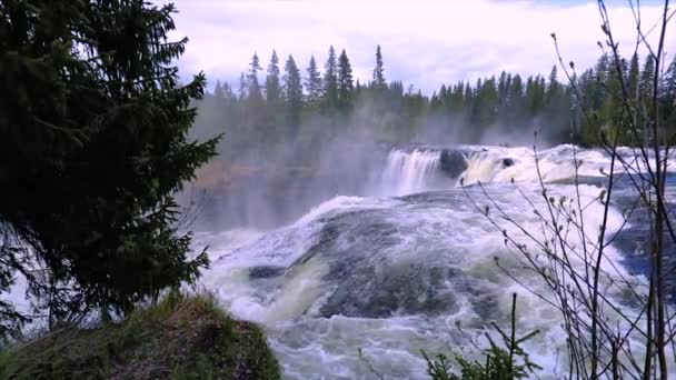 Повільний рух відео-ришталевий водоспад у західній частині Джемтленду вважається одним з найкрасивіших водоспадів у Швеції . — стокове відео
