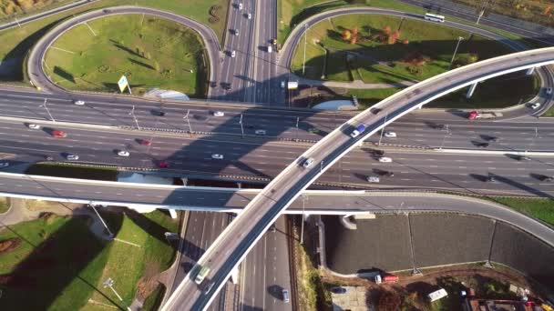 Vista aérea de una intersección de caminos de tráfico de autopista en Moscú. — Vídeo de stock