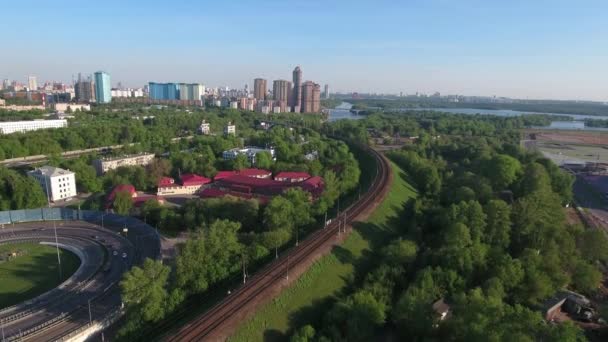 Vue du vol de l'oiseau sur le train électrique de banlieue en mouvement rapide sur le pont près de la jonction 