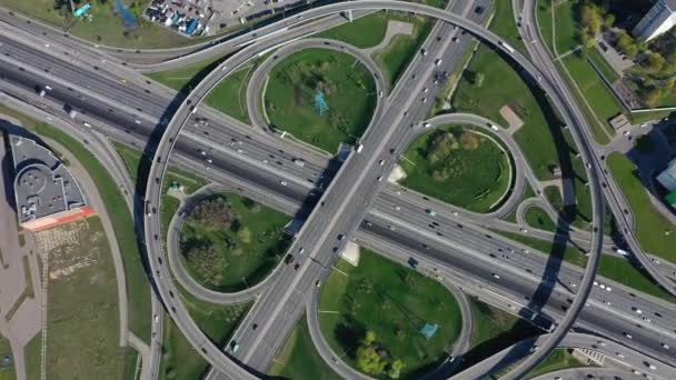 Vista aérea de uma auto-estrada cruzamento trilhas de tráfego em Moscou. — Vídeo de Stock