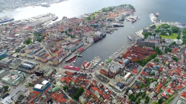 Bergen es una ciudad y municipio de Hordaland en la costa oeste de Noruega. Bergen es la segunda ciudad más grande de Noruega. La vista desde la altura del vuelo de las aves. Vuelos aéreos de aviones no tripulados FPV. — Vídeo de stock