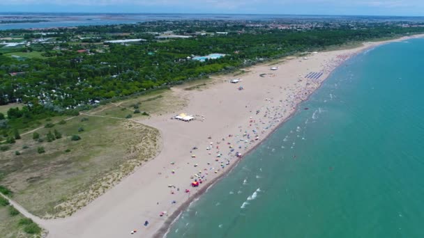 Itália, a praia do mar Adriático. Descanse no mar perto de Veneza. Voos aéreos de drones FPV . — Vídeo de Stock