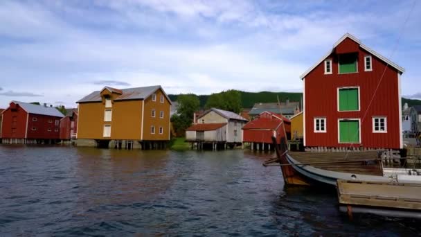 Alte farbige Häuser in Mosjoen Norwegen — Stockvideo