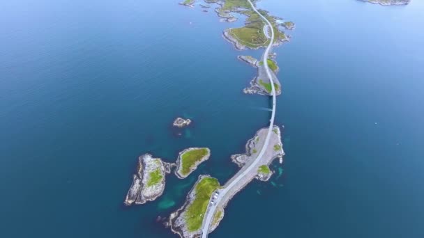 Vista aérea Atlantic Ocean Road o Atlantic Road (Atlanterhavsveien) ha sido galardonado con el título de (Norwegian Construction of the Century). La carretera clasificada como Ruta Turística Nacional . — Vídeos de Stock