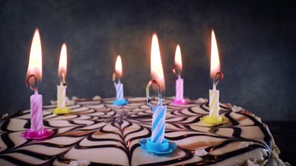 Bougies sur le gâteau d'anniversaire gros plan. — Video