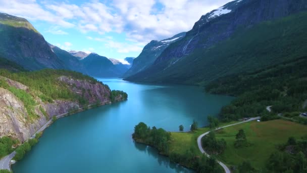 Güzel Doğa Norveç doğal manzarası. Lovatnet Gölü 'nün hava görüntüleri.. — Stok video