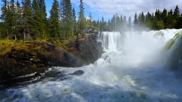 Slow motion video Vattenfallet Ristafallet i västra Jamtland räknas upp som ett av Sveriges vackraste vattenfall. — Stockvideo